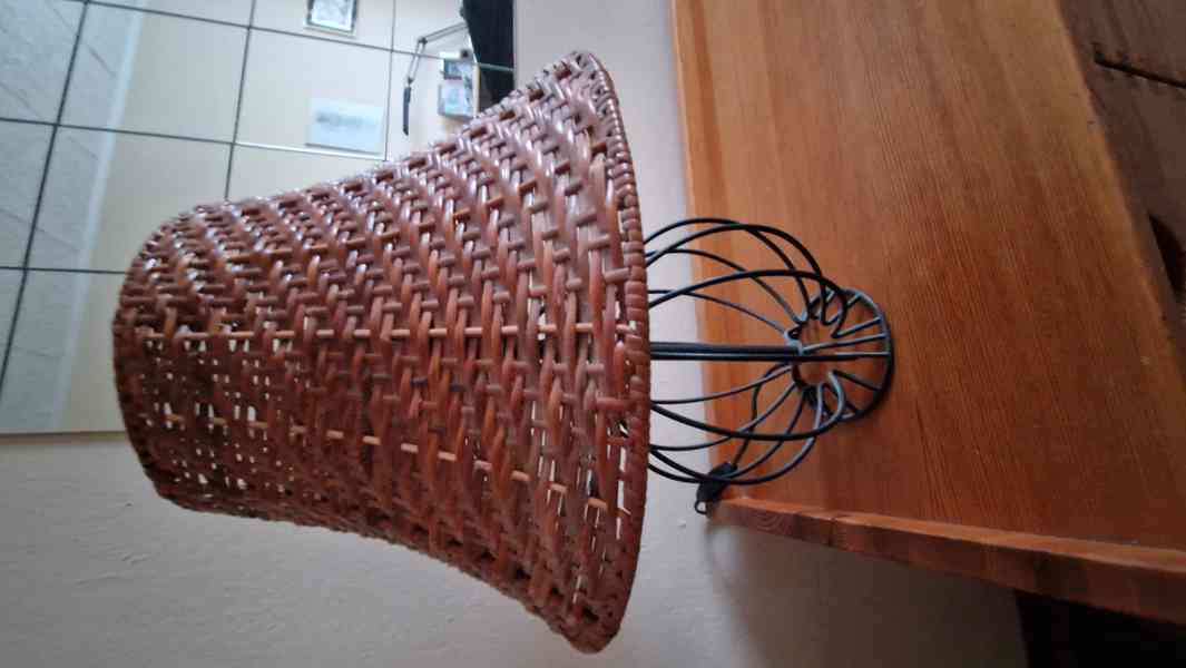 Lampa kovová s proutěným stínítkem - foto 3