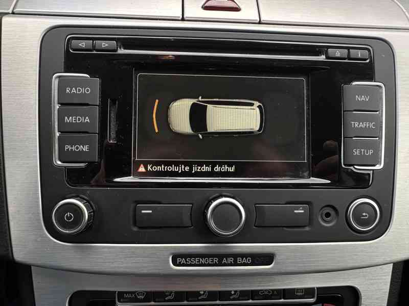 Volkswagen Passat 2.0 TDi Výhřev/Tempomat/1MAJ - foto 32