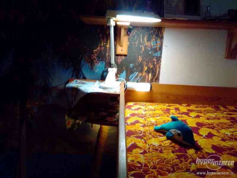 Vrchní palanda se žebříčkem, matrací a lampičkami  - foto 2