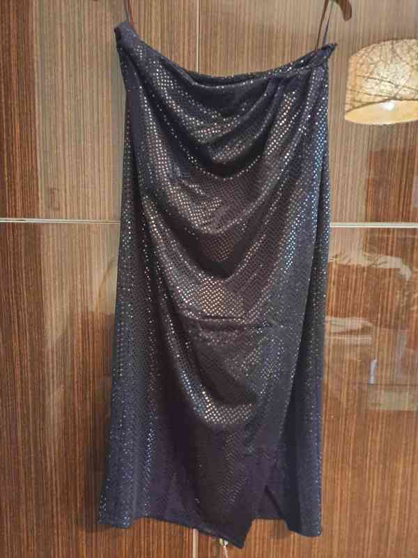 Luxusní černá sukně s flitry a rozparkem - foto 2