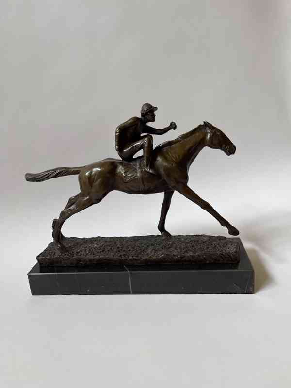 Žokej na koni - bronzová socha na mramoru