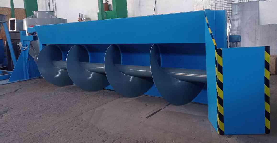 Přihrnovací šnekový dopravník