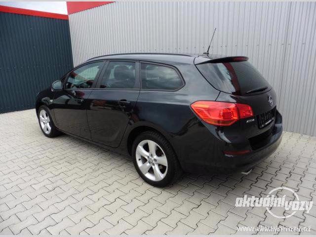 Opel Astra 1.4, benzín, RV 2011 - foto 9