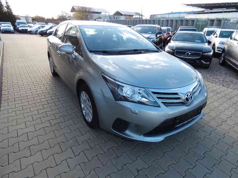 Toyota Avensis 1,6i benzín 97kw - foto 1