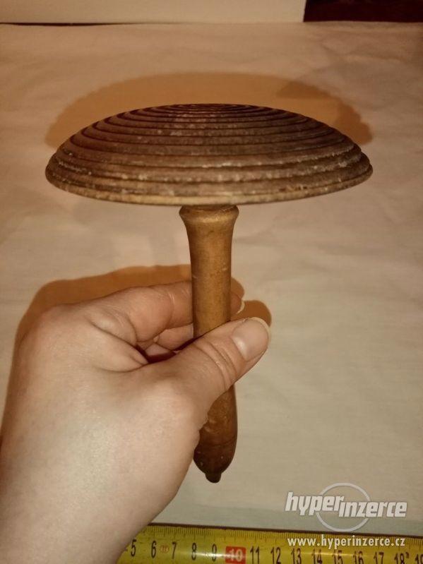 Dřevěná houba na štupování ponožek - foto 4