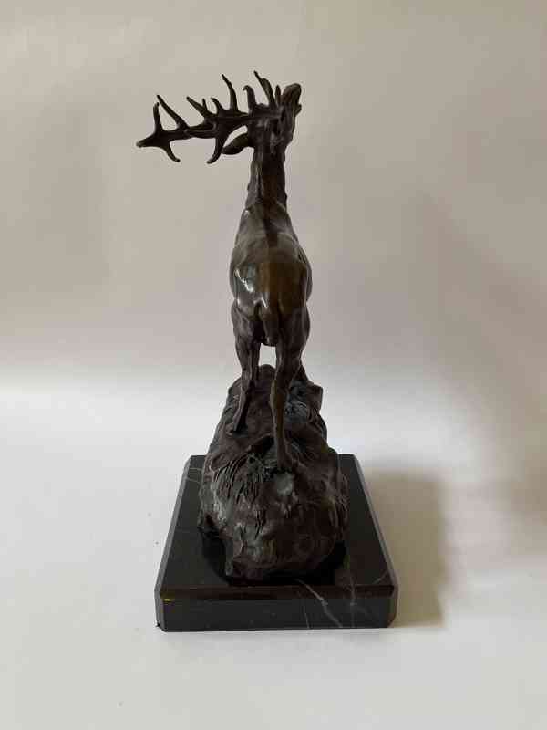 Jelen - bronzová socha na mramorovém podstavci - foto 5
