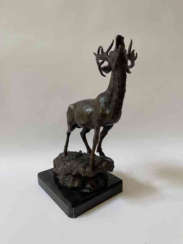 Jelen - bronzová socha na mramorovém podstavci - foto 3