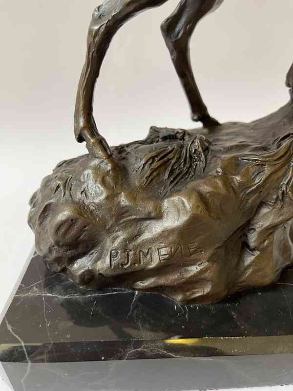 Jelen - bronzová socha na mramorovém podstavci - foto 6