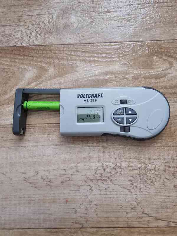 Špičková zkoušečka baterií Voltcraft MS-229 za půlku ceny - foto 4