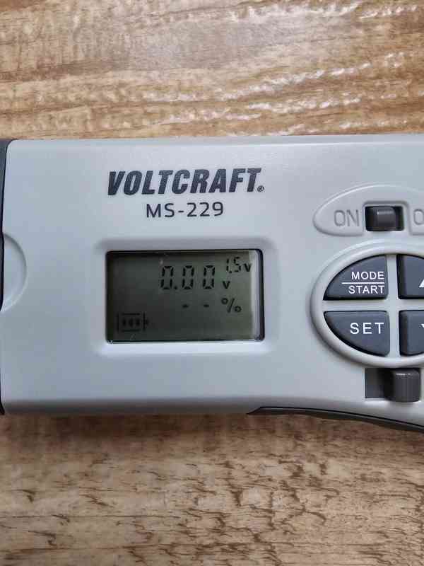 Špičková zkoušečka baterií Voltcraft MS-229 za půlku ceny - foto 3