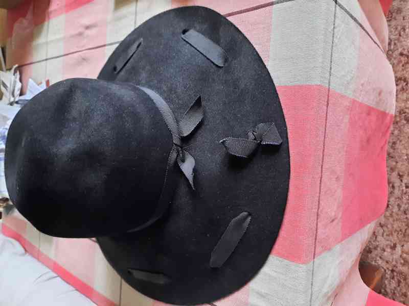 Dámský černý klobouk
