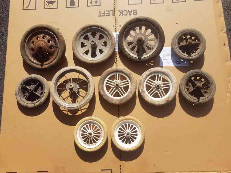 Kovová a plastová kolečka k retro dětským kočárkům - foto 2