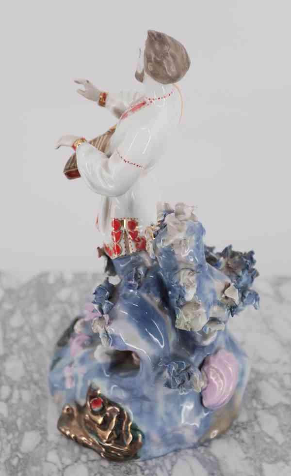 Ruská porcelánová socha hráč na citeru v 32 cm - foto 4