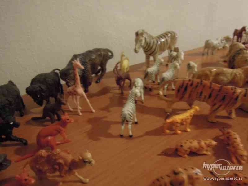 Plastová a hliněná zvířátka. - foto 5