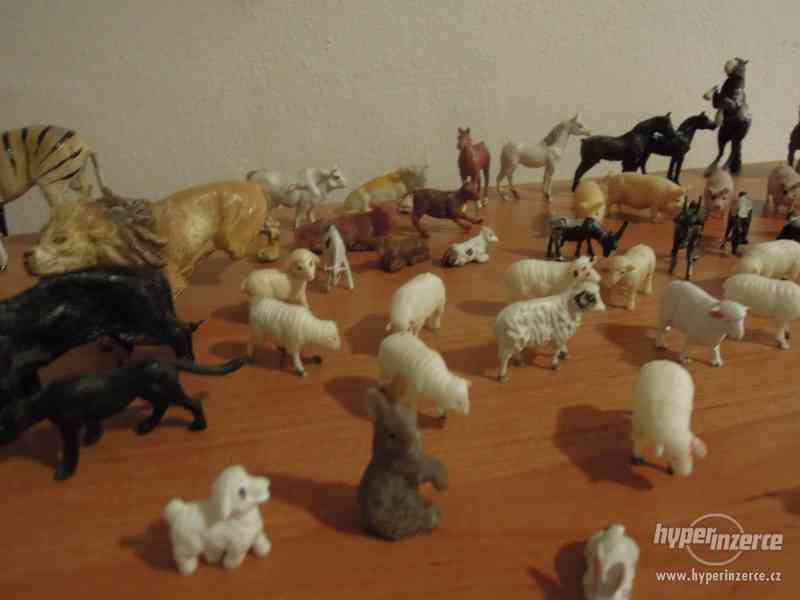 Plastová a hliněná zvířátka. - foto 7