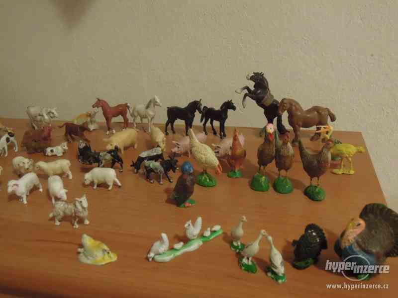 Plastová a hliněná zvířátka. - foto 9