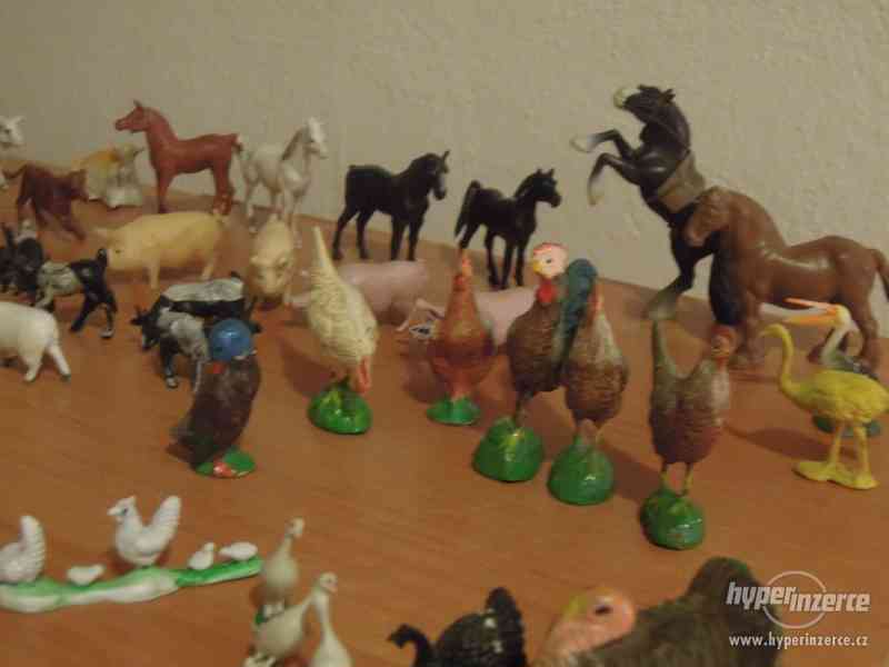 Plastová a hliněná zvířátka. - foto 10