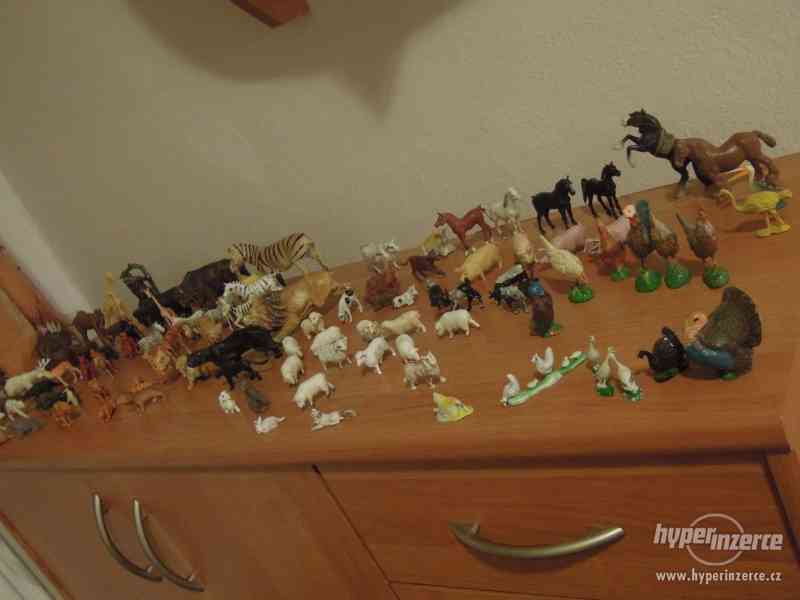 Plastová a hliněná zvířátka. - foto 11