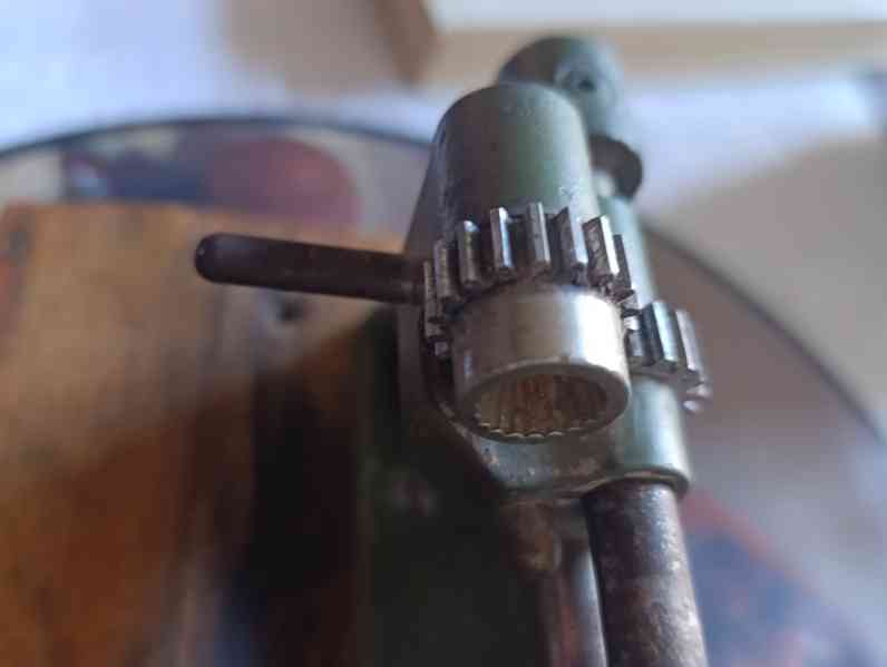 Retro mechanické ořezávátko na tužky - foto 4