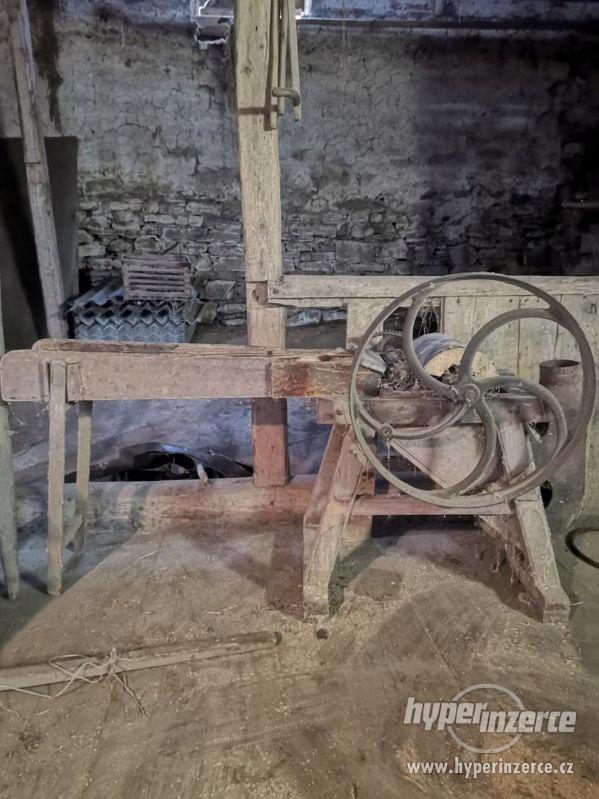 Starý stroj na sekání např.slámy - foto 1