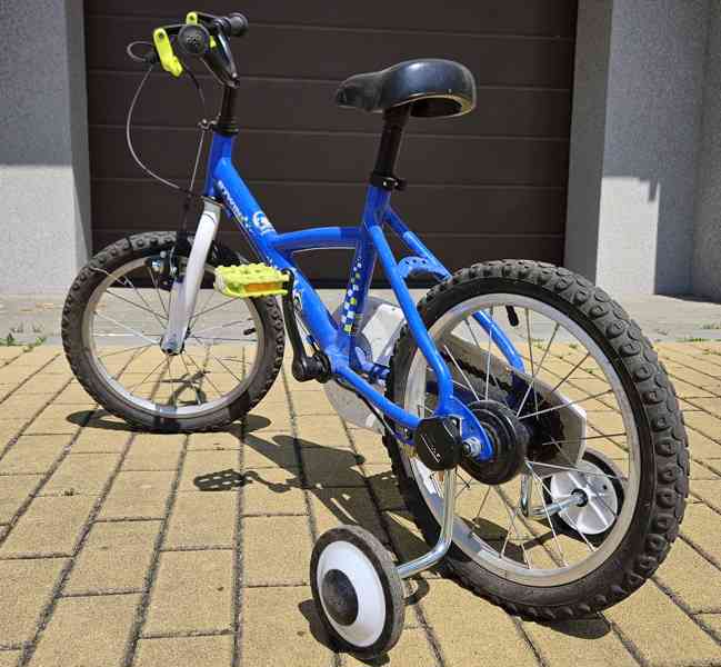 Modré kolo Decathlon BTWIN velikost 16" s pomocnými kolečky - foto 2