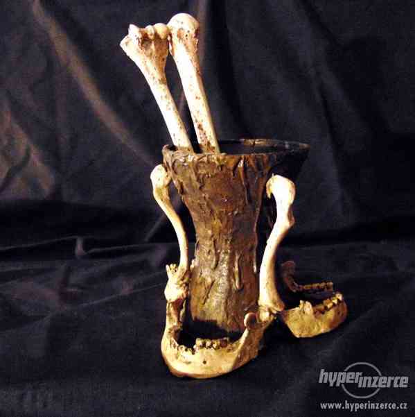 Repliky lidských lebek a kostí - výrobky z lidských ostatků - foto 1