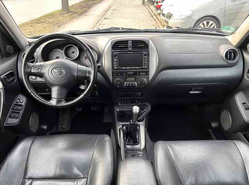 Toyota RAV4 2.0i Executive 4X4 benzín 110kw - foto 11