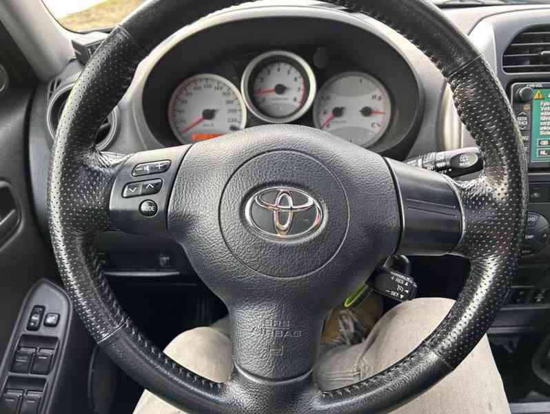 Toyota RAV4 2.0i Executive 4X4 benzín 110kw - foto 19