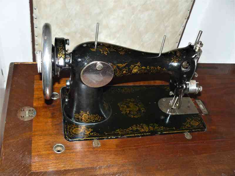 Šicí stroj historický SINGER v.č. 413990,  rok 1910-1920 - foto 5