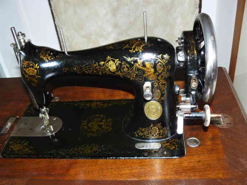 Šicí stroj historický SINGER v.č. 413990,  rok 1910-1920 - foto 1