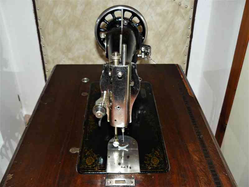 Šicí stroj historický SINGER v.č. 413990,  rok 1910-1920 - foto 9