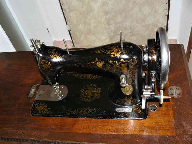 Šicí stroj historický SINGER v.č. 413990,  rok 1910-1920 - foto 3
