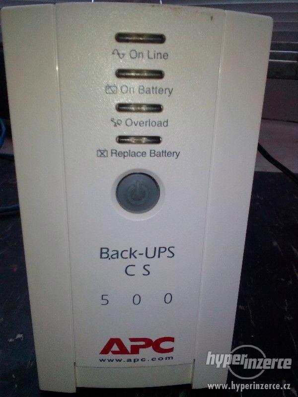 záložní zdroj UPS APC Back-UPS CS 500 - foto 1