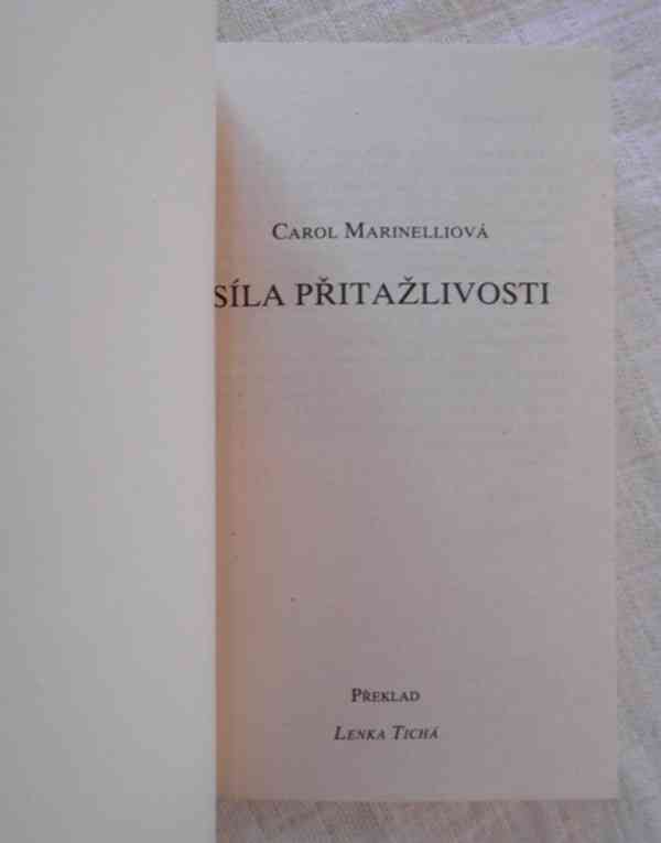 Marinelliová - Síla přitažlivosti - Harlequin - 2020 - foto 2