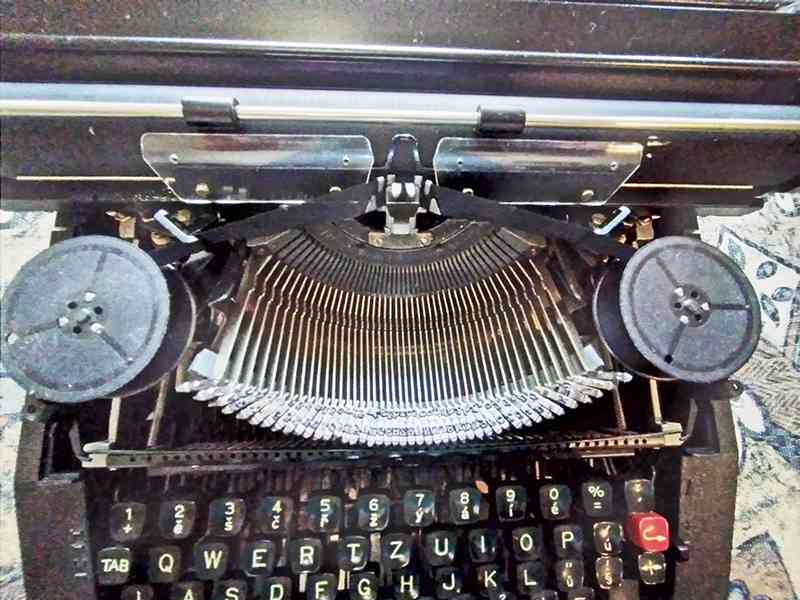 REMAGG psací stroj s kufrem - foto 4