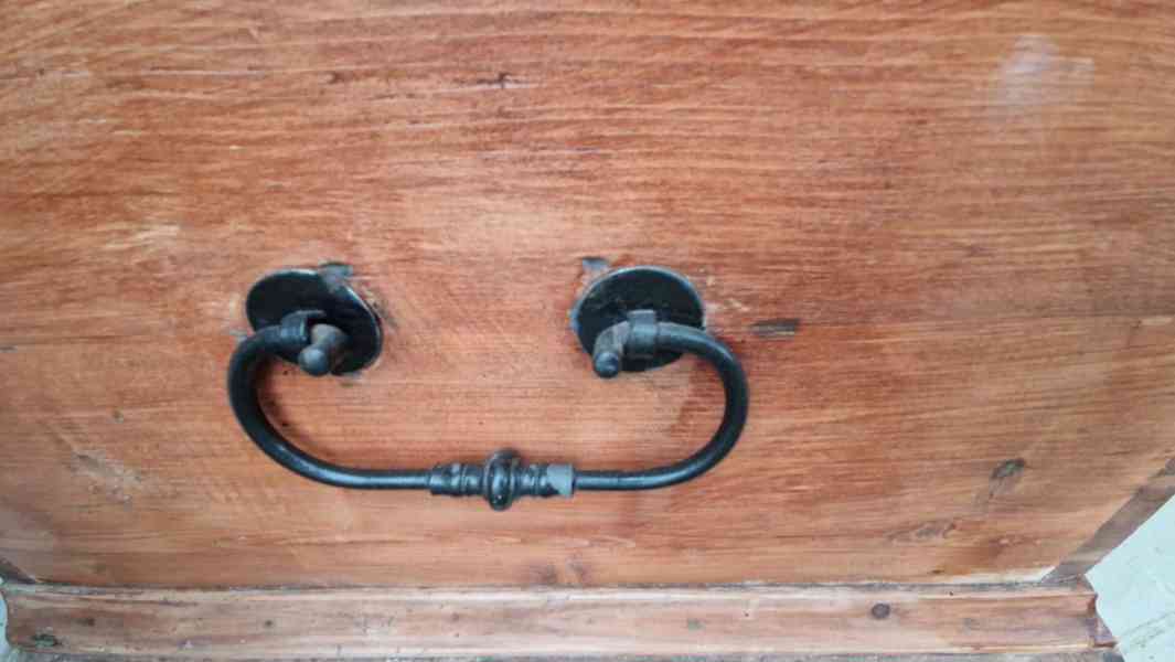 Truhla dřevěná starožitná zrenovovaná - foto 2