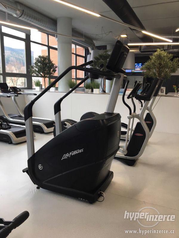 Life Fitness Discover SE powermill - schodový trenažer - foto 4