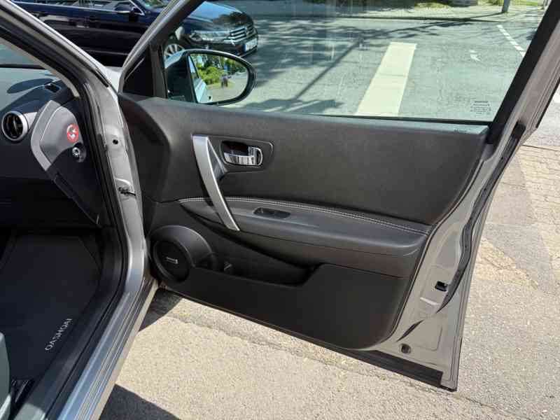 Nissan Qashqai 2,0i Tekna benzín 104kw - foto 25