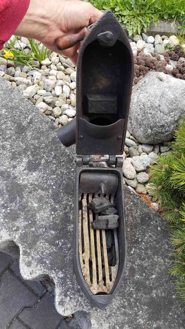 Obrovská komínová velmi stará sbírková žehlička D.R.G.M. - foto 9