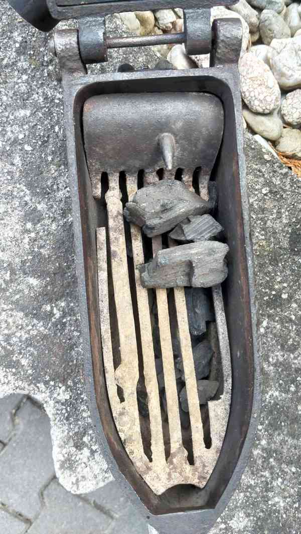 Obrovská komínová velmi stará sbírková žehlička D.R.G.M. - foto 4