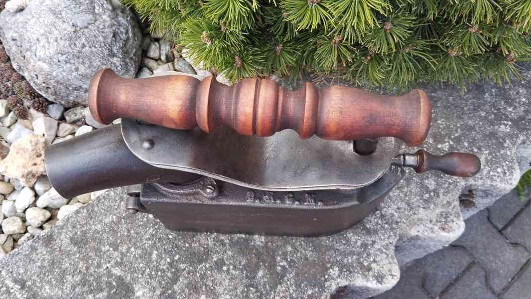 Obrovská komínová velmi stará sbírková žehlička D.R.G.M. - foto 17