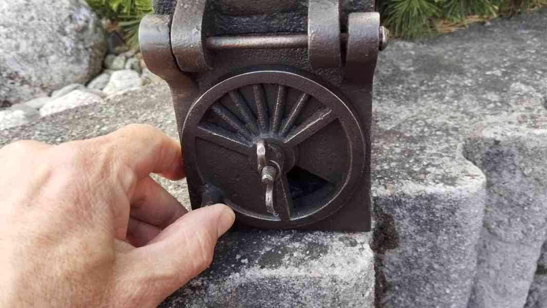 Obrovská komínová velmi stará sbírková žehlička D.R.G.M. - foto 7