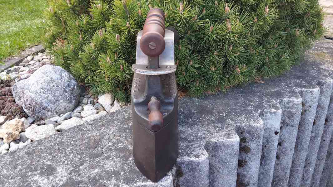 Obrovská komínová velmi stará sbírková žehlička D.R.G.M. - foto 13