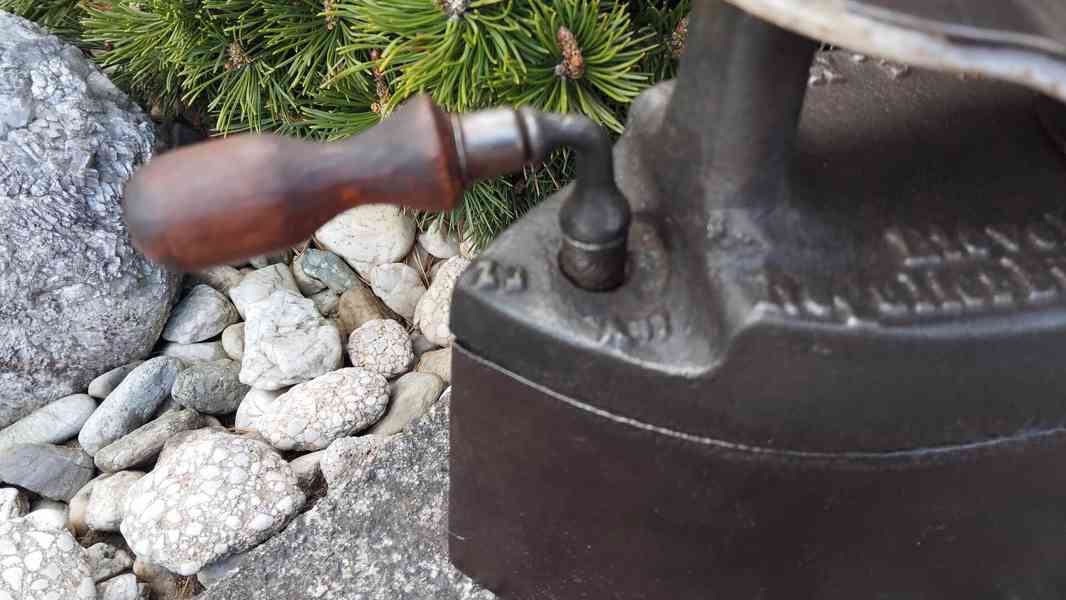 Obrovská komínová velmi stará sbírková žehlička D.R.G.M. - foto 12