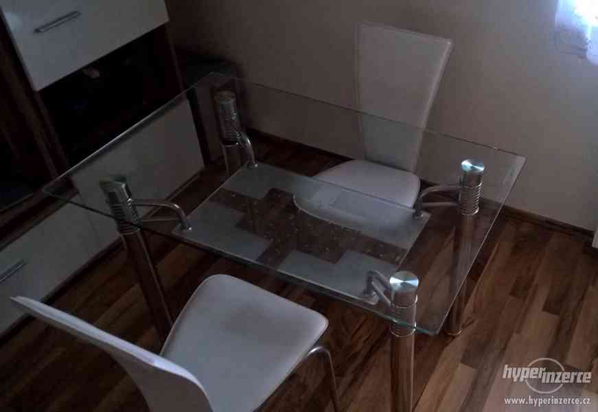 Skleněný stůl 110x70 se dvěma židlemi - foto 2
