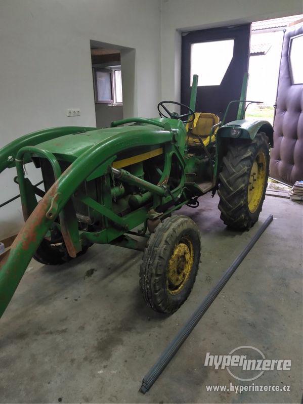 traktor s čelním nakladačem - foto 1
