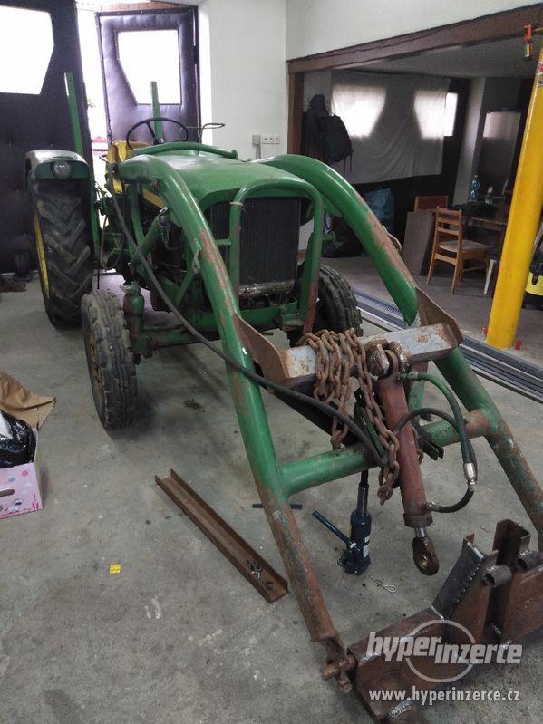 traktor s čelním nakladačem - foto 2