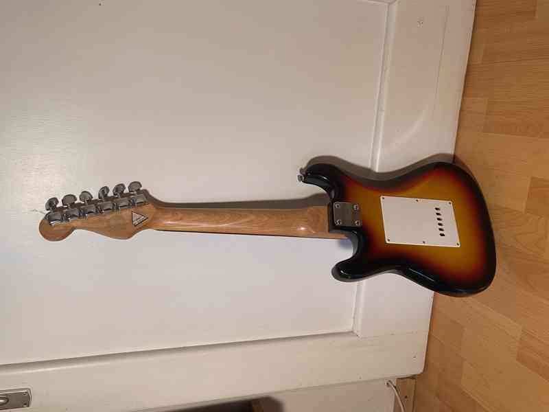 Malá elektrická kytara - foto 2