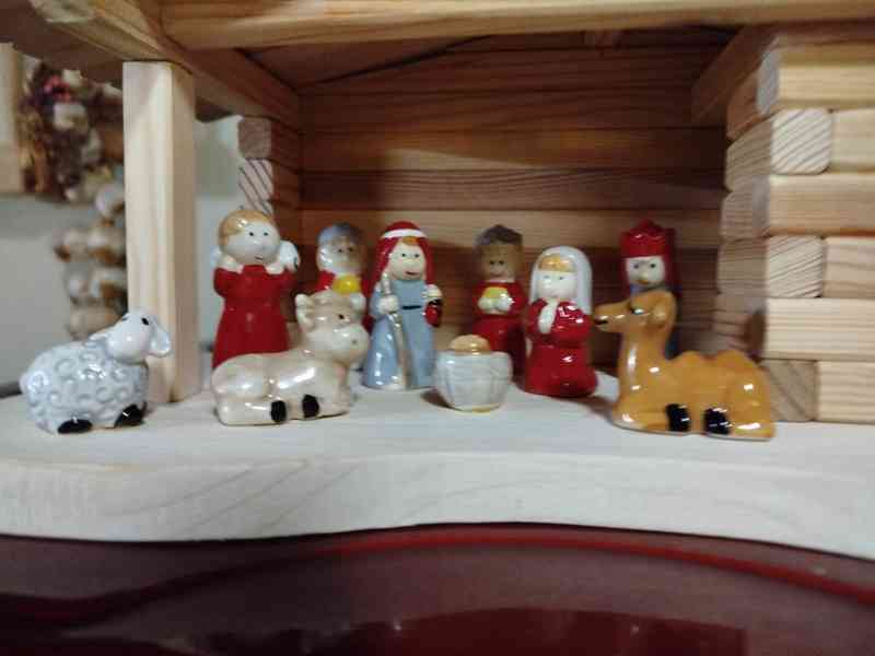 Vánoční dřevěný betlém ručně dělaný - keramické figurky - foto 3