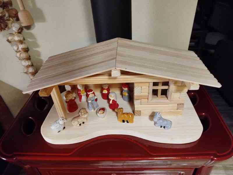 Vánoční dřevěný betlém ručně dělaný - keramické figurky - foto 2
